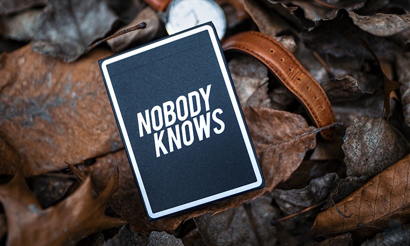 Carte Da Gioco Nobody Knows - Edizione Limitata A 3000 Mazzi - Formato Poker - Cartoncino Riciclabile 100% - Stampato Da USPCC - 1 Albero Piantato Per Mazzo
