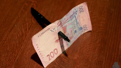 Ручка крізь купюру